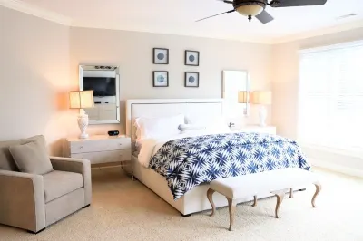 Beautiful Lake Escape! Heated Private Pool and Fun on the Lake! Book Now!