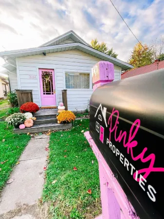 Pinky’s Cottage-central location,fullKitchen, fun theme!