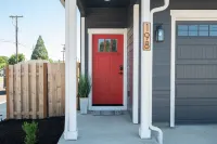 Dog-Friendly Downtown Carlton Townhouse #4, Steps to Tasting, Dining, Shops, BBQ
