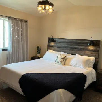 Luxury Stay w/ Movie Room, Coffee Bar, 2 King Suites, Firepit — Black Hills View