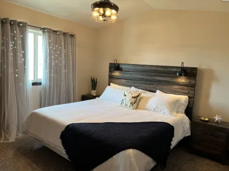 Luxury Stay w/ Movie Room, Coffee Bar, 2 King Suites, Firepit — Black Hills View