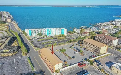 Rock & Roll Hideaway: Music-themed condo next to beach and bay with linens