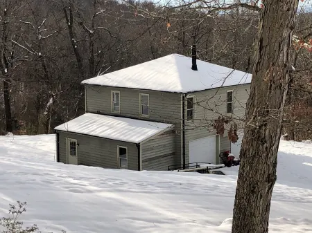 Pete's Place: Forest retreat near wineries, Blue Ridge School, and Shenandoah NP