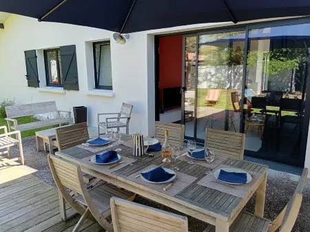 Beautiful fully renovated villa, cycle track 50 m'away, beach 2 mins away, 4 bedrooms.