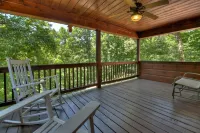 Walk to the River! 3 Story Cabin w/ Firepit~ Games ~ Fireplace~Covered deck!