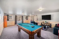 Large Lodge•Sleeps 20• Game Rm •Hot Tub• Golf Nearby • Pontoon • Poker Rm