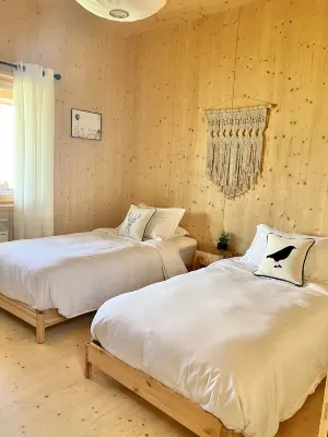 Modern wood cabin with Mountain Views