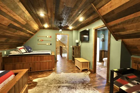 Southern Grace on the Caddo - on the River! with Hot Tub!