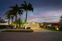 Renovated House Heated Pool Gourmet Kitchen Pet Friendly Walking to the Downtown