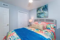 Beautiful 2 Bdrm Condo-Steps to Beach and Pool-All Beach Supplies Included