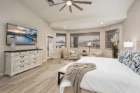 Beautiful backyard oasis w/free heated diving pool Hotels in Peoria