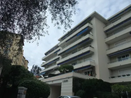 Studio sea view, wifi, spacious + balcony, near beach and shops Отели рядом с достопримечательностью «Port de Menton Garavan»