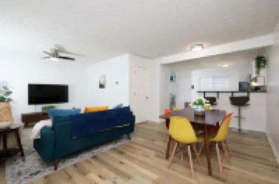 Renovated Townhome Close to Everything - 8 Guests