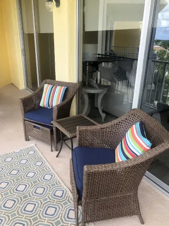 5th Fl condo, steps to JW Marriott & Beach, Sunset Views, walk to restaurants Отели рядом с достопримечательностью «Hideaway Beach»