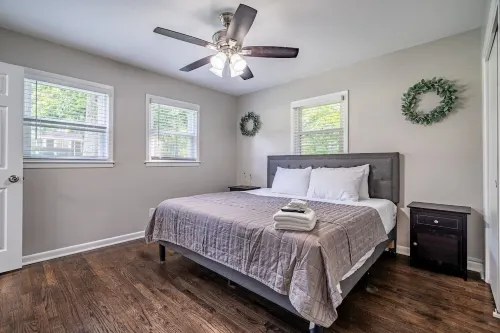 Marietta! Near the Square, Pets & Long stays ok. Entire home