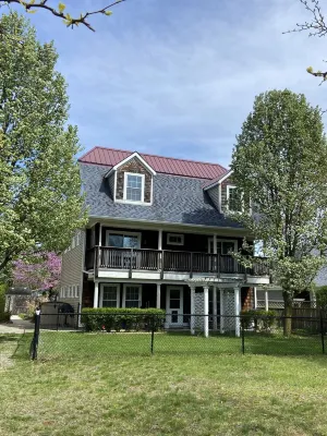 Large Townhouse overlooking Bellaire 2 blocks away