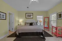 Tropical Paradise in Beach Retreat - FREE Beach Serv.  In Season Mar - Oct!