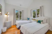 Family-oriented lagoon-side villa in Sea Pines close to Harbour Town