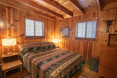 Family Cabin in the Pines. All Wood! Charming memory-maker. Woodland Lake Park附近的飯店