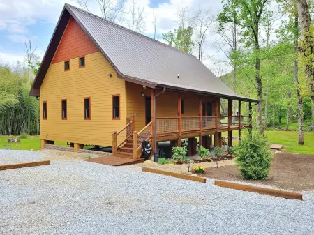 Amazing RIVERFRONT Cabin.