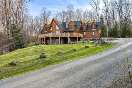 Fabulous Luxury Log Home, 6 BR 4BA, Pool Table, Hot Tub, BEST Location Отели рядом с достопримечательностью «Окмо Маунтин Резорт»