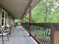 SHADE MOUNTAIN RETREAT ★ CEDAR BARREL SAUNA & HOT TUB!! ★ 28 ACRES ★ SLEEPS 20 Hotels in Juniata County