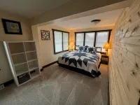 --Stunning Remodel-- HOT TUB 4 -BR home, Sleeps 10. Cozy Charm Modern Comfort Hotels in Tomahawk