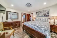 Under the Oaks, a charming, romantic retreat with hot tub and sauna