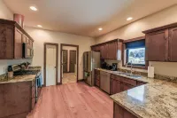 Well Appointed Vacation House in Ennis only 3 blocks from Main St. - Wi-Fi