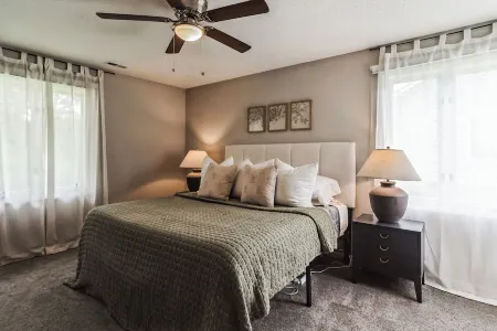 4 BR: 2 King Beds! 5 min from Main Gate, Sleeps 8!