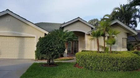 MODERN 4BDR VILLA, LAKE VIEWS, WARM SALT WATER POOL, CLOSE TO BEACH, SEE VIDEO