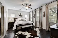 Riverwalk, Alamo, Alamodome and Downtown - Blocks away! Professionally Decorated Hotels in Southtown