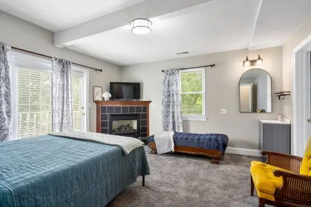 Big Blue on QQ - 5 Br House Near the Chain of Lakes Отели рядом с достопримечательностью «Deerhaven Campground»