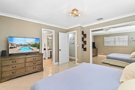 3BD Deerfield Beach with Heated Pool and Yard Games Отели рядом с достопримечательностью «Парк Дирфилд Айленд»
