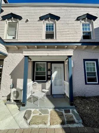 Super-Walkable Downtown Studio