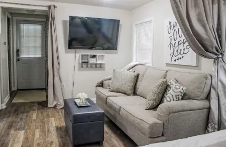 Entire Cottage - Starkville - Conveniently Located