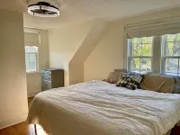 Stylish 2BR Charmer Close to Everything โรงแรมในนอร์มอล