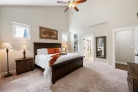 Luxurious Retreat in SW Portland with 7-Person Hot Tub – Sleeps 14 Comfortably! 웨스트 해븐-실번 호텔