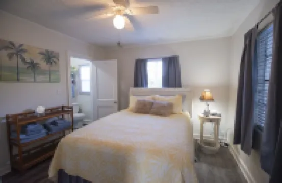 Cozy get-away within walking distances to bars, restaurants and the water front!