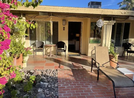 🌸Room 2️⃣ in Downtown Palm Springs in a charming 1939 seven room’ boutique hotel Отели рядом с достопримечательностью «Honeymoon Hideaway»