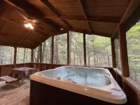 Romantic Get-away Cabin in the woods, w/Hottub next to coolest small town in USA