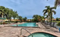 Naples Beach condo. First floor easy access- Walk to Vanderbilt Beach - Pools
