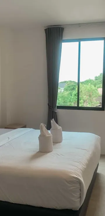 ห้องแฟมิลี่สำหรับ 3 คน พร้อมหน้าต่าง (เตียงคิงไซส์ 1 เตียง และเตียงเดี่ยว 1 เตียง)