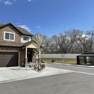 Secluded townhome midway between downtown & skiing; min from shops, & dining