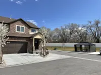 Secluded townhome midway between downtown & skiing; min from shops, & dining - 2-Star