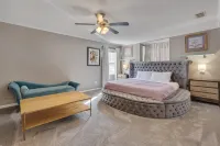 Spacious Estate - Pool, Games, Karaoke, Sleeps 16!