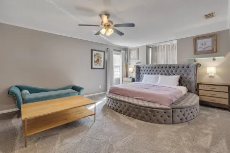 Spacious Estate - Pool, Games, Karaoke, Sleeps 16!