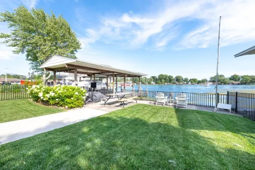 Phoebe’s Waterfront Lakehouse . Close to Mad River Mountain Skiing & Cranberry's Hotels in Stokes Township