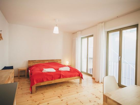 Four independent, stylish app., Large common room for cooking, dining