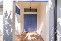 New, modern pool villa in Naples Park / 15 min. walk to the beach